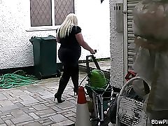 Sastanak sa plavušom bucmast vodi do seksa